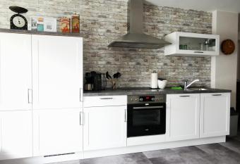 Naturnahe sch  ne neu gestaltete Ferienwohnung allows 18 year olds to book a room