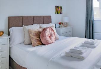 Artistic & Modern Design Humphreys Lodge allows 18 year olds to book a room