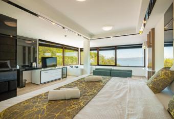 Apartments BRAVO has rooms with a private hot tub