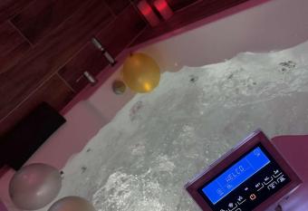 Le BLUE has rooms with a private hot tub