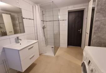 Appartement 2 pi  ces   quip      Roppenheim Alsace has rooms with a private hot tub