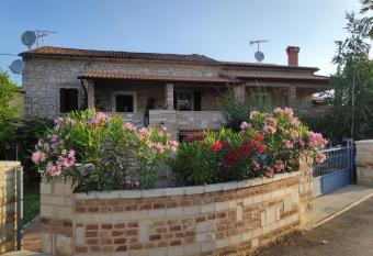 Apartmani Memi   100 m do pla  e, APARTMENTS MEMI   ONLY 100M FROM BEACH has Balcony rooms