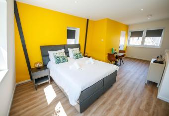 Deluxe 35m2 City Center Suite - with Views allows 18 year olds to book a room