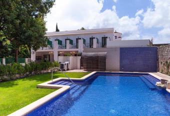 Ad Hoc Vitae Retreats & Health Only Adults has Balcony rooms