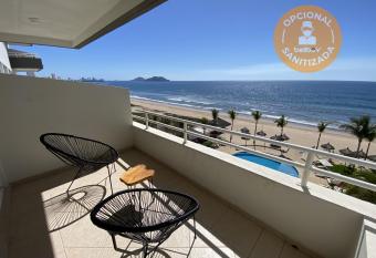 Condo en Quintas del Mar Junto al Mar con Alberca Calefactada has rooms with a private hot tub