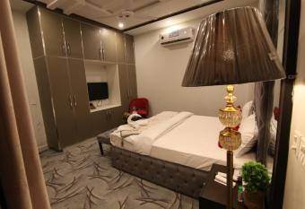 Cuzzy Inn Hotel has Balcony rooms