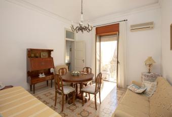 Rosadamare casa vacanze has Balcony rooms