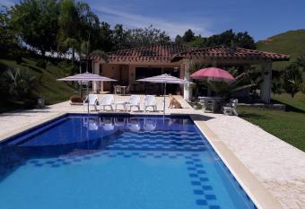 FINCA GUADALUPE has rooms with a private hot tub