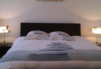 Les Galets Bleus has rooms with a private hot tub