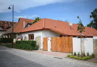 Nana   s Vend  gh  z has Balcony rooms