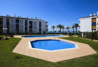 Playazul 2H Planet Costa Dorada allows 18 year olds to book a room