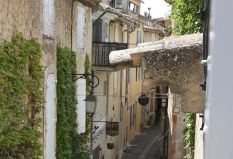 LE PASSAGE allows 18 year olds to book a room