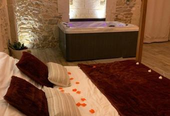 Suite de caract  re avec Jacuzzi has rooms with a private hot tub