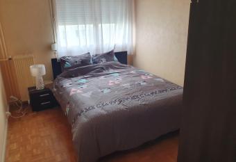 Dans grand appart de 113m2 proche Paris has Balcony rooms