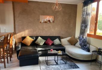 Maison et sa d  pendance ss voisinage dans les vergers de Montmorency has Balcony rooms