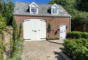 Central Location - Riverside - Cosey Cottage - Close to Beaches allows 18 year olds to book a room