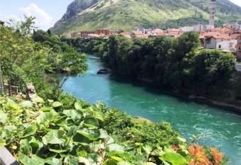Elite Guest House has Balcony rooms