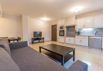 Superbe T4 renove spacieux avec stationnement libre et gratuit allows 18 year olds to book a room