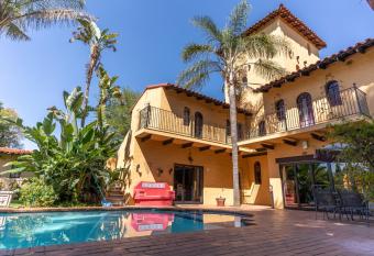 Airport Tower Lodge has Balcony rooms
