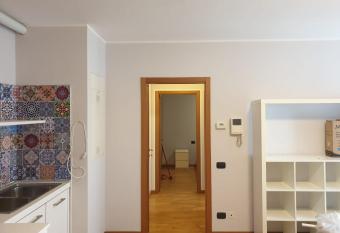 Bergamo Bilocale Nuovo in centro 4 posti Letto has rooms with a private hot tub