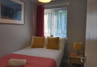 The Maltings-Old Door - Huku Kwetu Dunstable - 2 Bedroom Apartment-Spacious Business Travelers- 2nd floor Serviced Apartment -Private Parking- Free Wifi allows 18 year olds to book a room