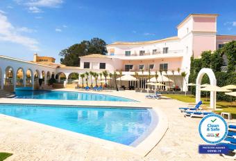 Apartment Caledonia allows 18 year olds to book a room