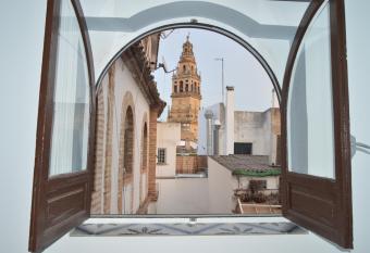 ROMERO 6 ESTUDIOS C  rdoba allows 18 year olds to book a room