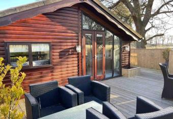 The Woodland Golf Lodge at Glenbervie House Hotel has rooms with a private hot tub