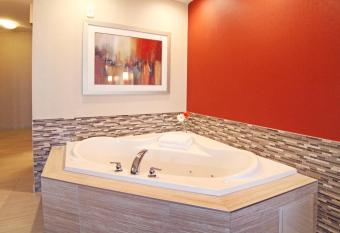 Holiday Inn Express & Suites Calgary Nw - University Area By IHG has rooms with a private hot tub