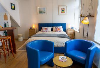 Luttik Oudorp 30 allows 18 year olds to book a room