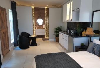 Brewer Place has Balcony rooms