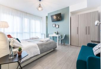 4 Star Bologna Train Station - Self Check-In has rooms with a private hot tub