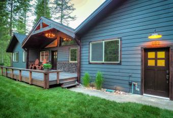 Many Lakes Cabin has Balcony rooms