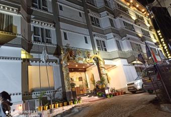 NRS KINGSTON allows 18 year olds to book a room