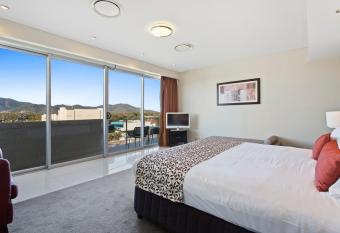 CBD Executive Apartments has rooms with a private hot tub