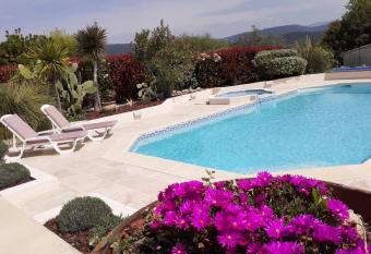 G  te proven  al ind  pendant avec piscine chauff  e : LE SUY BIEN allows 18 year olds to book a room