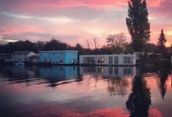 Amster Houseboat Bed without Breakfast has Balcony rooms