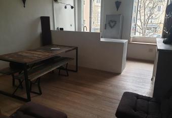 Charmant appartement c  ur village proven  al allows 18 year olds to book a room