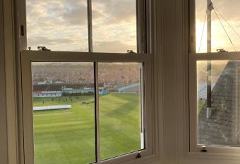 116 North Marine Road Holiday Apartments allows 18 year olds to book a room