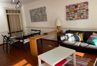 Apartamento central para grupo ou familias allows 18 year olds to book a room