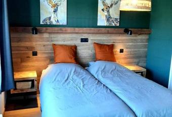 Ren  e Cense has Balcony rooms