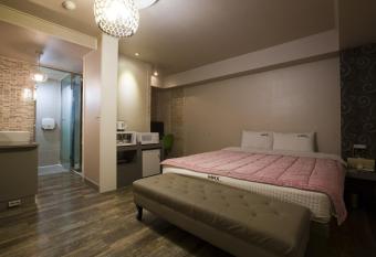 Max Motel - Sasang has rooms with a private hot tub