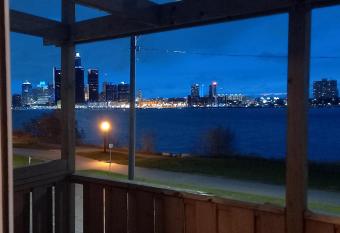 Guesthouse by River has Balcony rooms