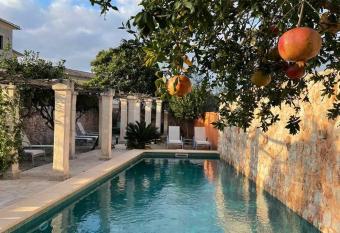 PETIT HOTEL ALGAIDA allows 18 year olds to book a room