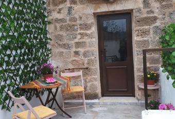 Traditional Stone house allows 18 year olds to book a room