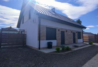 Willa Kier dom bli  niak 7-osobowy ZE STREF   BASENOW   w miejscowo  ci Chocznia NIEDALEKO ZATORU I ENERGYLANDII has rooms with a private hot tub