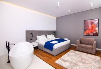 N Hotel BY NOSHI has rooms with a private hot tub