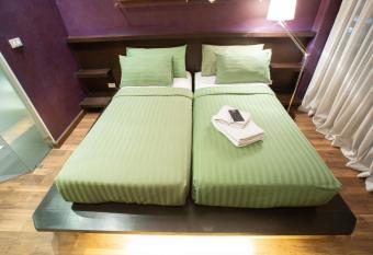 Third Rock Hostel has rooms with a private hot tub