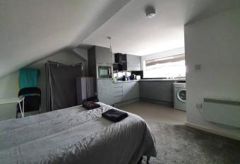 2nd floor Comfy Swindon Centre - Loft Studio allows 18 year olds to book a room