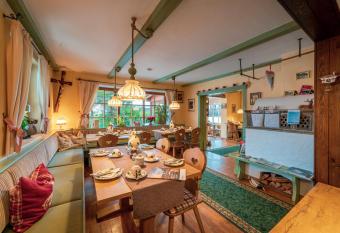 Hotel Garni Landhaus Traunbachh  usl allows 18 year olds to book a room